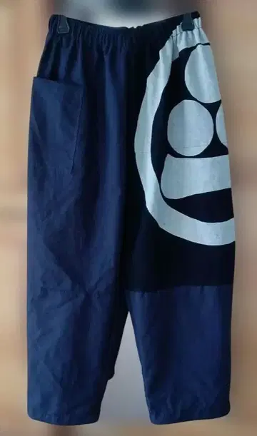 통으로 그린 원에 와타나베 별과 보자기가 있는 팬츠