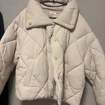 크림색 퀼팅 다운 자켓