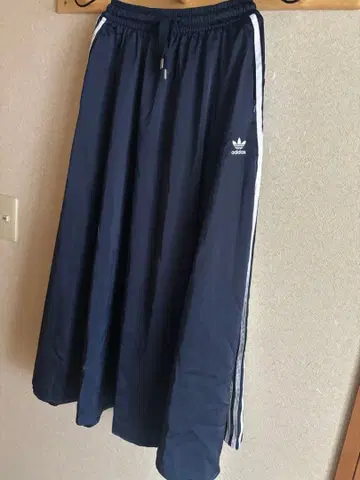 adidas 네이비 플레어 스커트