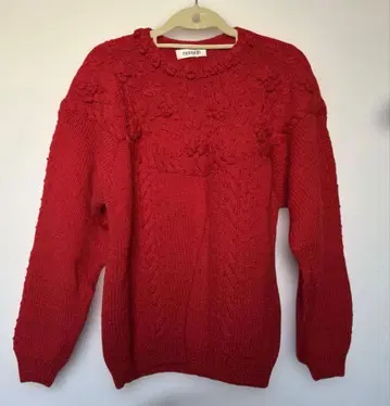 빨간색 꽃무늬 모티브 스웨터