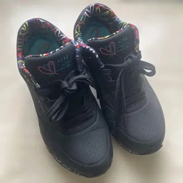 SKECHERS 컬러풀 하트 무늬 스니커즈