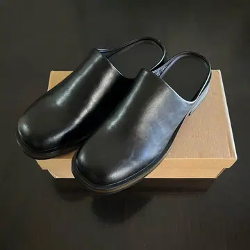 ONE MAX 블랙 가죽 클로그 샌들