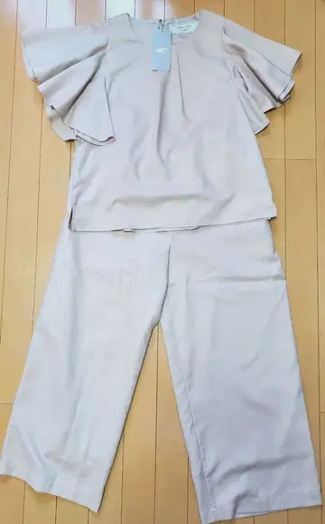 BEAMS LIGHTS 플레어 슬리브 셋업