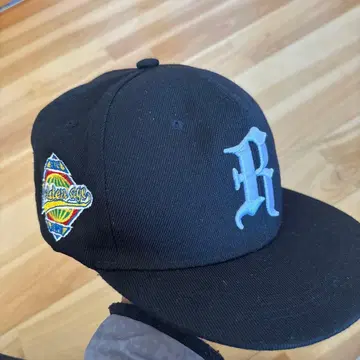 블랙 로고 자수 스냅백 캡