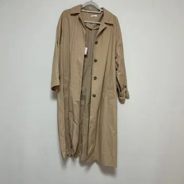 베이지 트렌치코트 사이드 포켓 포함