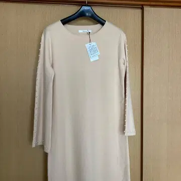 베이지 펄 장식 긴팔 니트