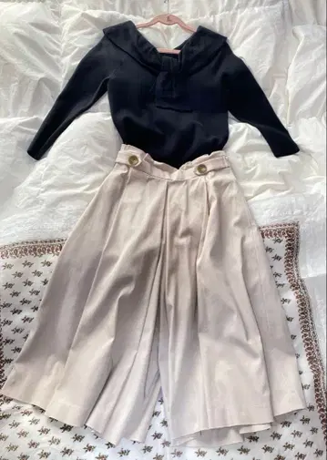 블랙 칠부 소매 상의와 베이지 와이드 팬츠 세트