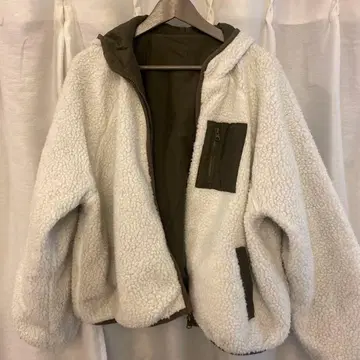 화이트 플리스 자켓 후드 부착