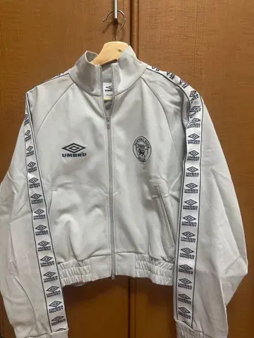 UMBRO MOUSSY 화이트 점퍼