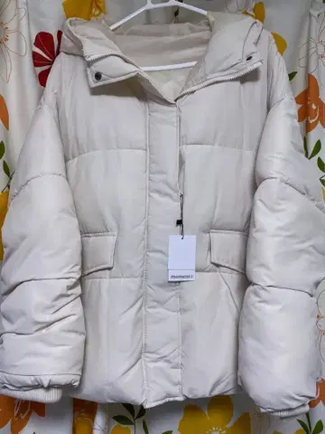 화이트 후드 부착 다운 자켓