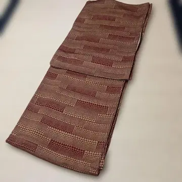 순수 실크 코몬 기하학 패턴 빨간색과 브라운 도트