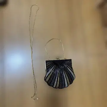 비즈 장식의 블랙과 금색 파티 백