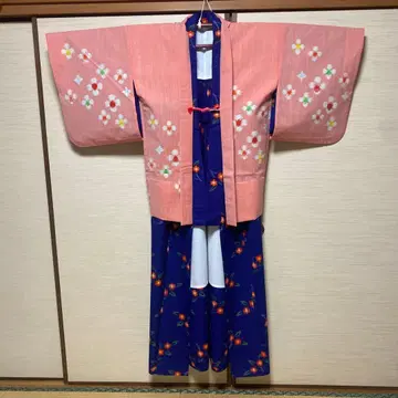 울 기모노 네이비 컬러의 작은 꽃 무늬와 핑크 겉옷 앙상블