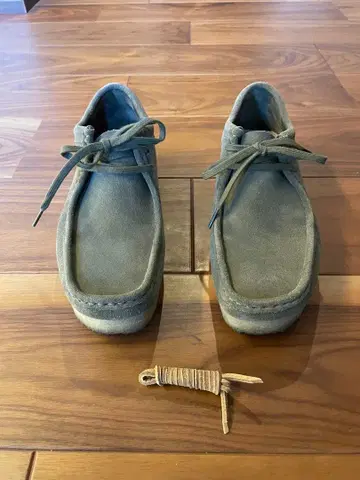 클락스 왈라비 카키색 UA BEAUTY & YOUTH 별주품