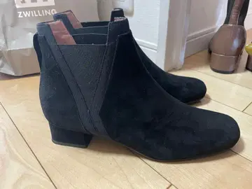 안토니오 바르바토 블랙 스웨이드 앵클부츠