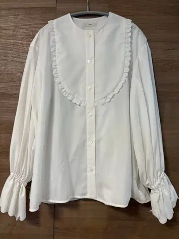 yori 스캘럽 블라우스 프리 화이트