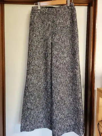 블랙과 화이트의 트위드풍 와이드 팬츠