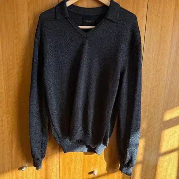 타이가 이가리 다크 그레이 V넥 니트