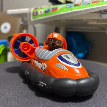 오렌지색 호버크래프트 인형 포함