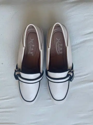 화이트 로퍼 합성 피혁 리본 포함