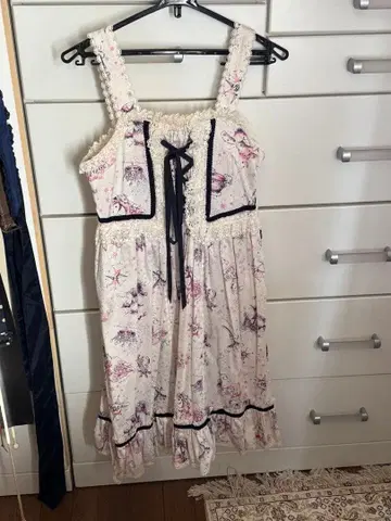 별자리 패턴 슬리브리스 무릎 기장 원피스 아리파이