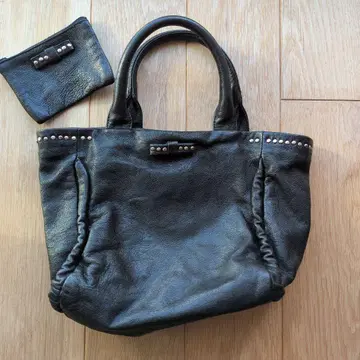 naisia 블랙 가죽 핸드백과 파우치