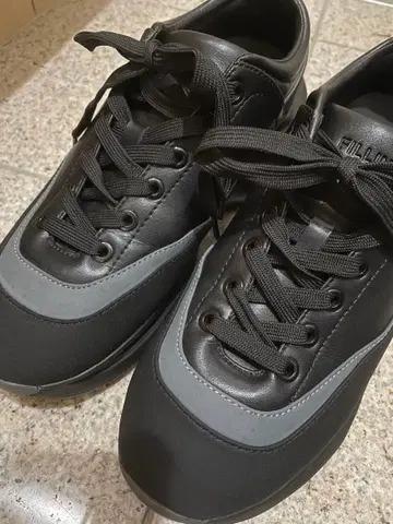 FILLIN 블랙 그레이 스니커즈