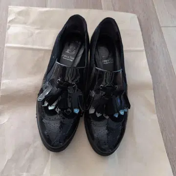 태슬 달린 블랙 로퍼 Fatte a Mano