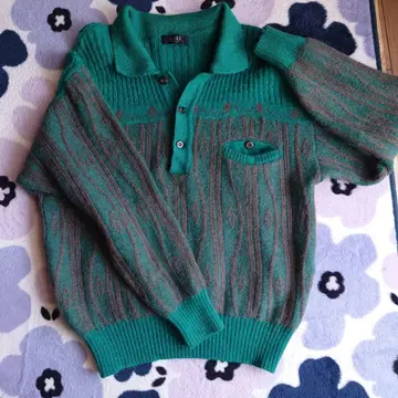 그린 컬러의 무늬 니트 스웨터