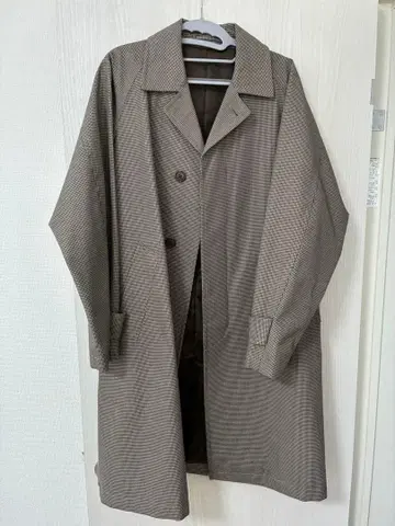 브라운 체크 무늬 트렌치코트