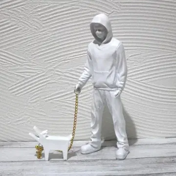 뱅크시 아트 개를 산책시키는 소년 피규어 오브제 화이트