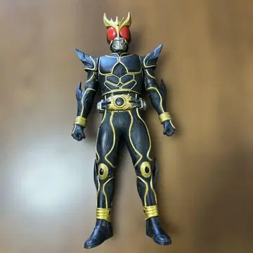 쿠우가 가면라이더 피규어 블랙과 금