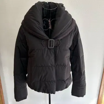 꾸미다 숏 기장 다운 자켓 블랙