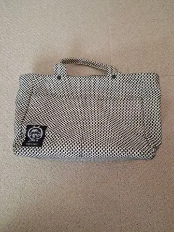 미니 토트백 자수 외부 포켓 바닥판 포함