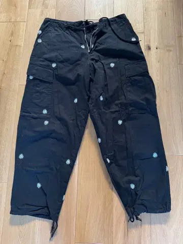 HINSON 꽃무늬 자수 카고 팬츠 블랙