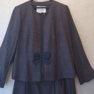 리본 포함 다크 그레이 자켓