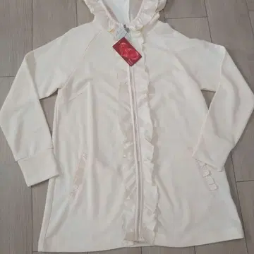 새상품! 택 포함 앤드러브 프릴 크림색 후드티 L 사이즈