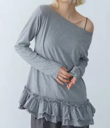 [ 신상 미사용 새상품 ] CODE A(코드에이) 프릴 오프숄더 그레이