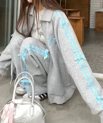 DIAVEL 셋업 사이드 라인 미니 리본 맨투맨 블루종 & 팬츠