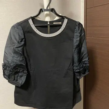 로즈 티아라 블랙 펄 넥라인 상의 사이즈 42