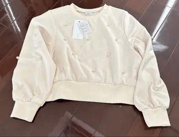 vingtrois 아이보리 펄 장식 맨투맨 M