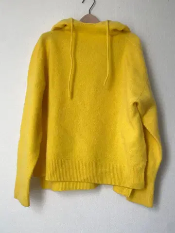 드레 스테리아 캐시미어 혼방 후드 부착 옐로우 컬러 니트 스웨터