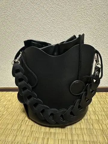 양동이형 블랙 핸드백