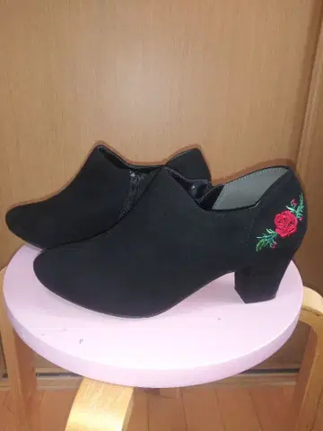 블랙 장미 자수 앵클부츠 중간 힐