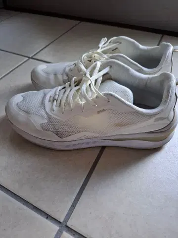 PUMA 화이트 메쉬 러닝화