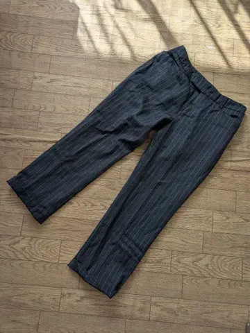 다크 그레이 스트라이프 테이퍼드 슬랙스