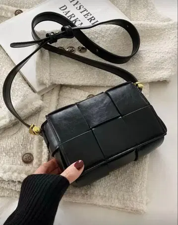 새상품 블랙 숄더백 패치워크