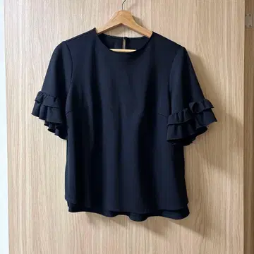 아베닐 에투알 프릴 소매 블랙 상의