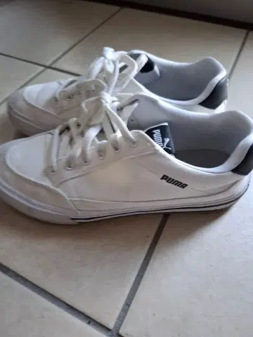 Puma 화이트 로우컷 스니커즈