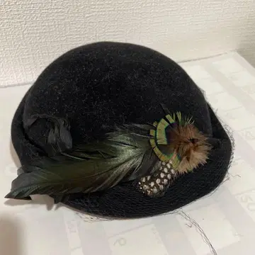 논논도르 모자 깃털 장식 블랙